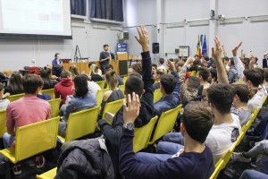 mani_alzate